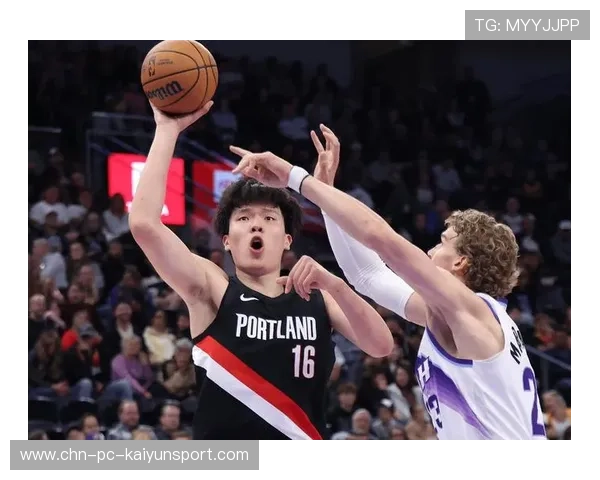 杨瀚森自信一幕！进半场神奇三分为自己竖起大拇指，杨翰笙是谁