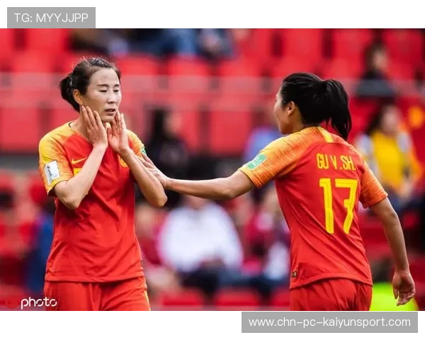 浙江队托利奇禁区前沿回敲，队友远射击中横梁