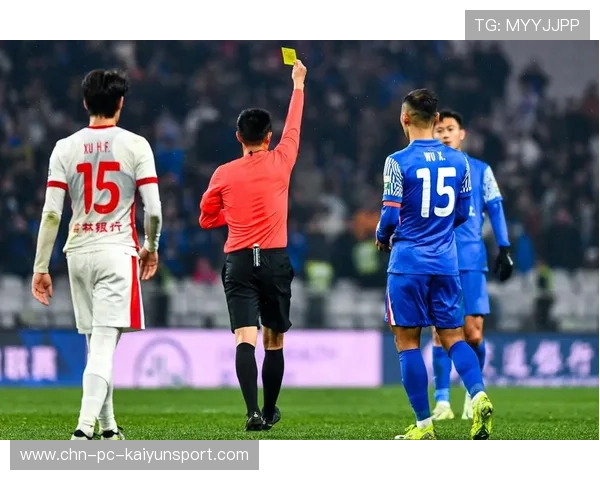 蒋圣龙禁区头球解围被撞倒地，经检查无大碍已恢复个人训练